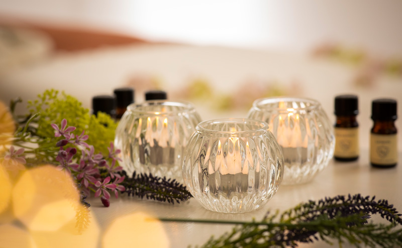 ブレンドアロマの香りで癒やされながら、身体全体をケアする「全身アロマ」や、産後のボディケアに特化した「産後アロマ」。筋肉疲労回復・代謝促進・新陳代謝の改善促進・ストレス改善に効果が期待できる「ホットストーントリートメント」など、幅広いメニューをご用意しています。
全メニュー、カウンセリング・フットバス・アフターティー付きです。くつろぎのリラックスタイムをご堪能くださいませ。
